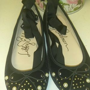 Black ballet slippers that wraps around the ankle